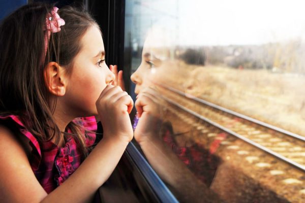 Alleinreisendes-Kind-in-der-Bahn